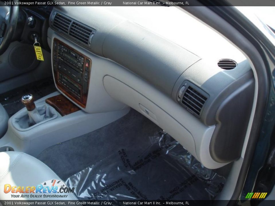 2001 Volkswagen Passat GLX Sedan Pine Green Metallic / Gray Photo #32