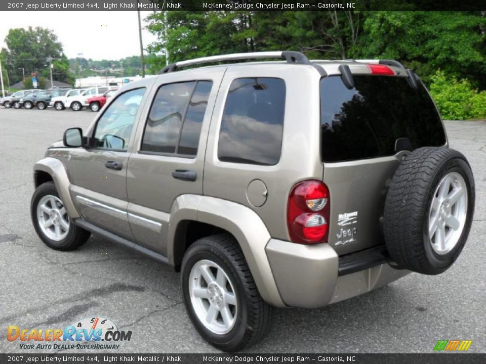 2007 Jeep Liberty Limited 4x4 Light Khaki Metallic / Khaki Photo #2