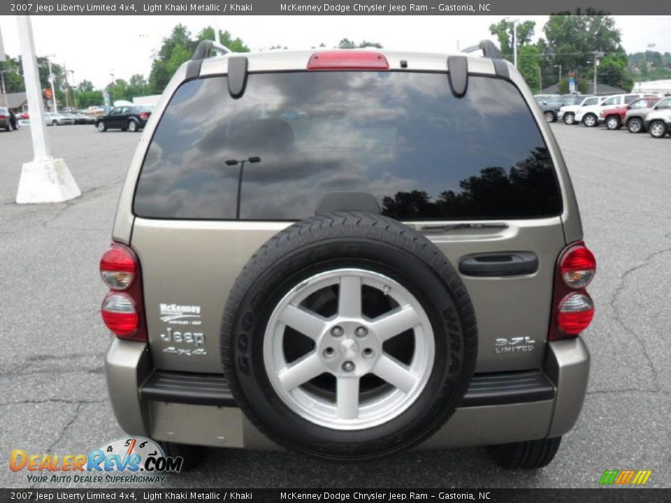 2007 Jeep Liberty Limited 4x4 Light Khaki Metallic / Khaki Photo #3