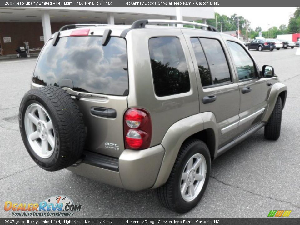 2007 Jeep Liberty Limited 4x4 Light Khaki Metallic / Khaki Photo #4