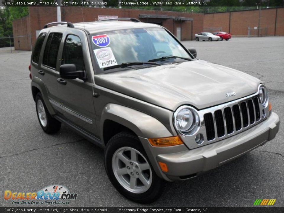 2007 Jeep Liberty Limited 4x4 Light Khaki Metallic / Khaki Photo #5