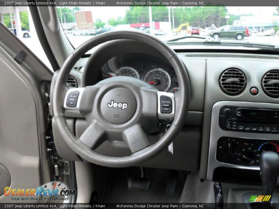 2007 Jeep Liberty Limited 4x4 Light Khaki Metallic / Khaki Photo #14