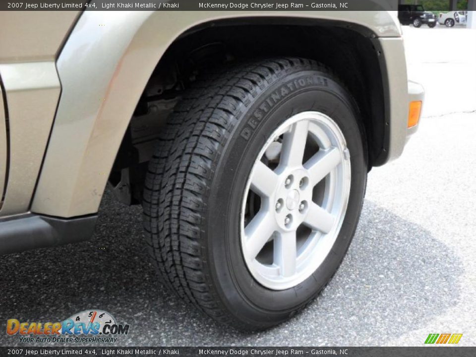 2007 Jeep Liberty Limited 4x4 Light Khaki Metallic / Khaki Photo #22