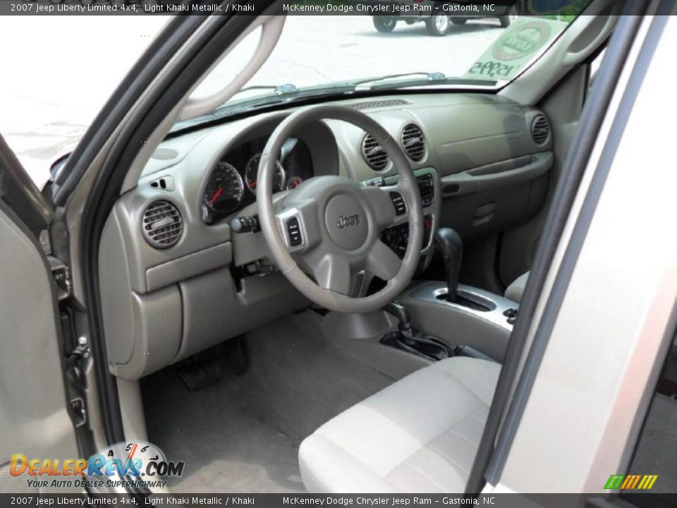 2007 Jeep Liberty Limited 4x4 Light Khaki Metallic / Khaki Photo #25