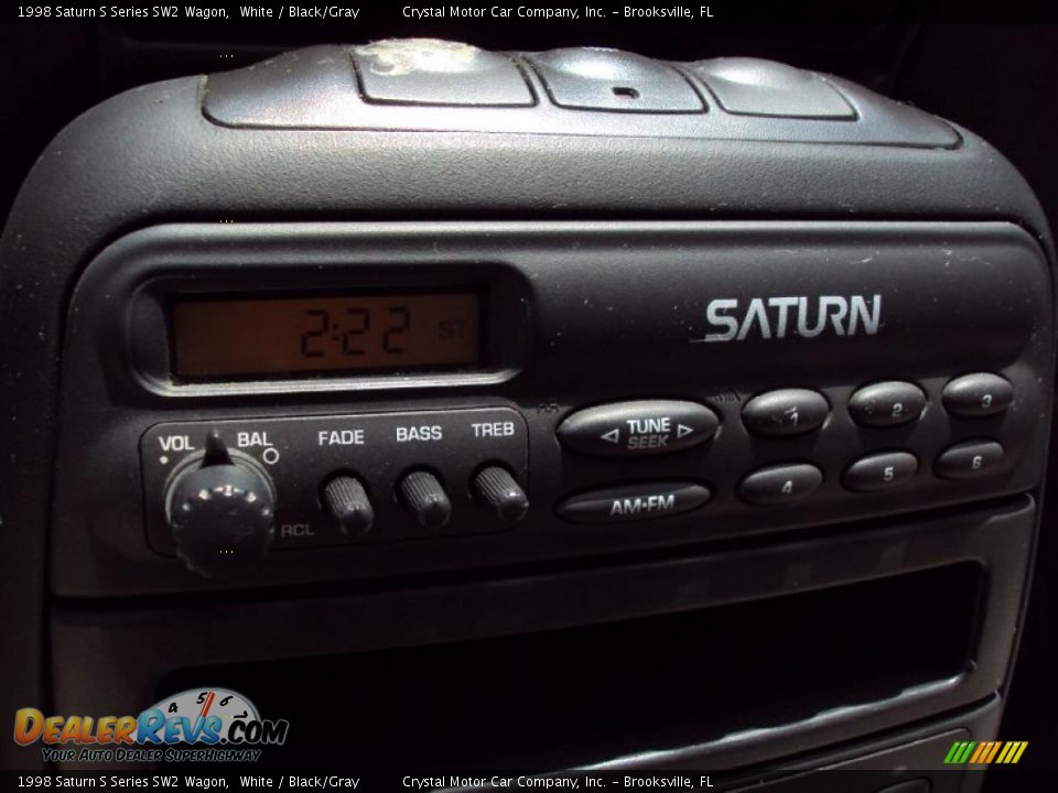 1998 Saturn S Series SW2 Wagon White / Black/Gray Photo #19