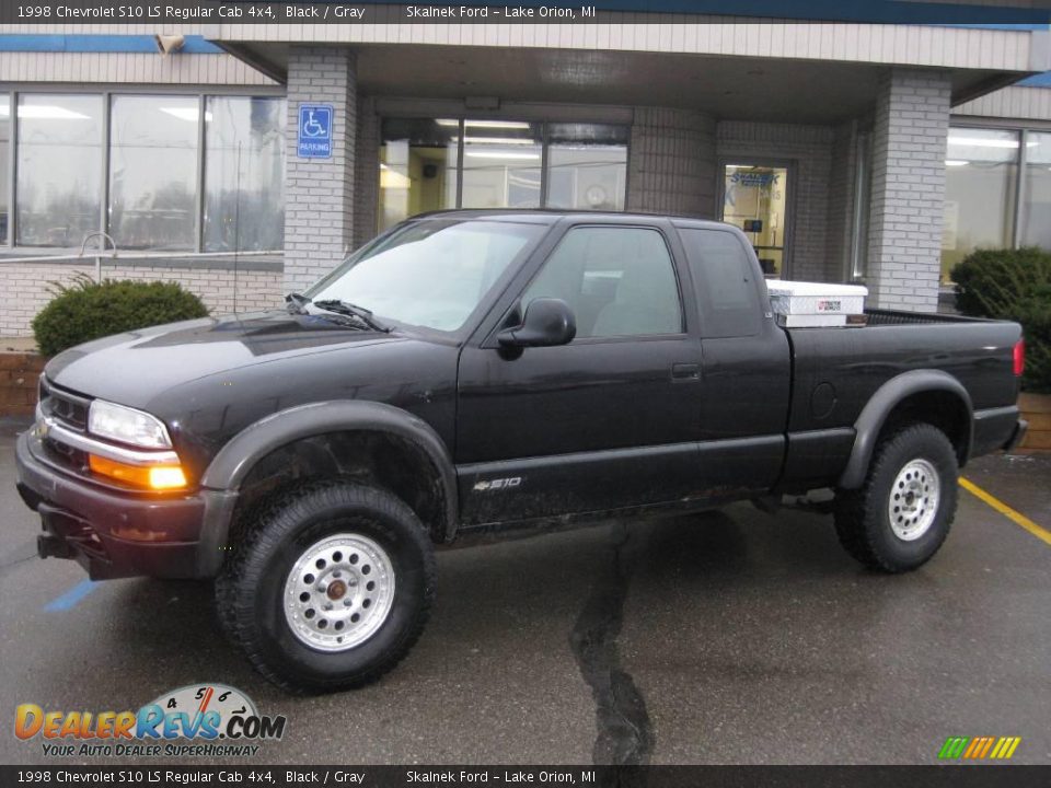 1998 Chevrolet S10 LS Regular Cab 4x4 Black / Gray Photo #1
