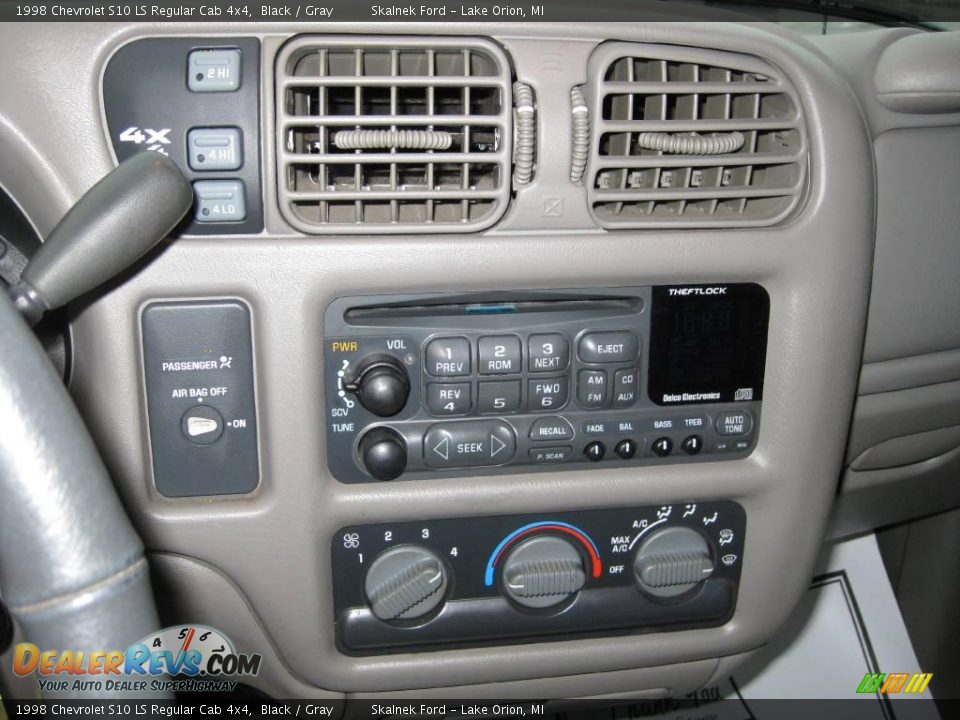 1998 Chevrolet S10 LS Regular Cab 4x4 Black / Gray Photo #9