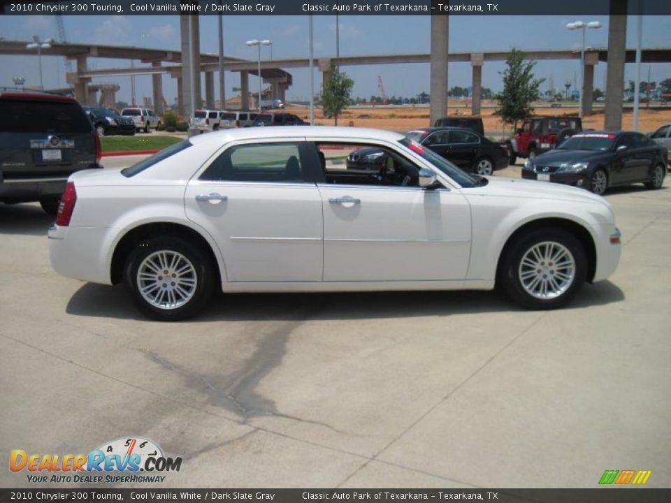 2010 Chrysler 300 Touring Cool Vanilla White / Dark Slate Gray Photo #4