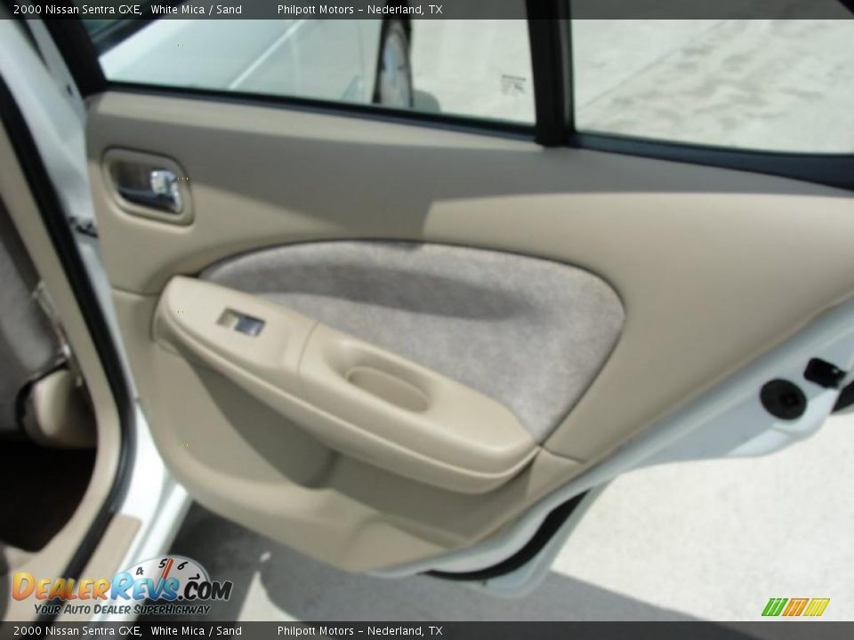 2000 Nissan Sentra GXE White Mica / Sand Photo #24