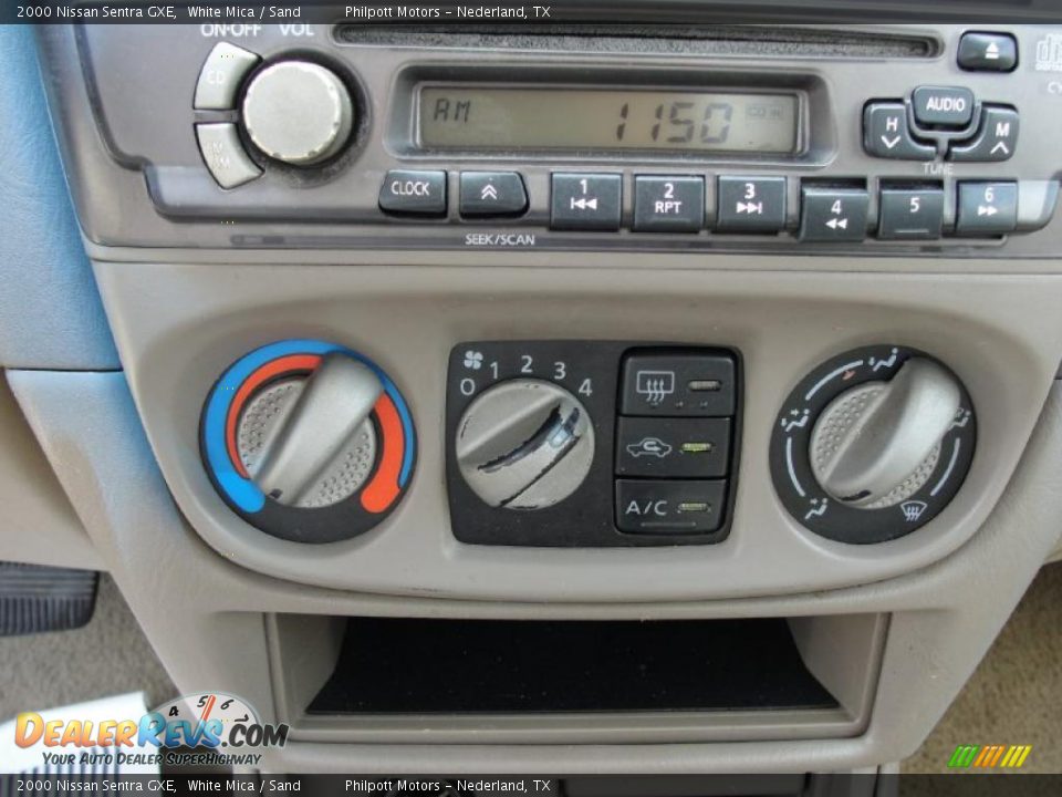 2000 Nissan Sentra GXE White Mica / Sand Photo #36