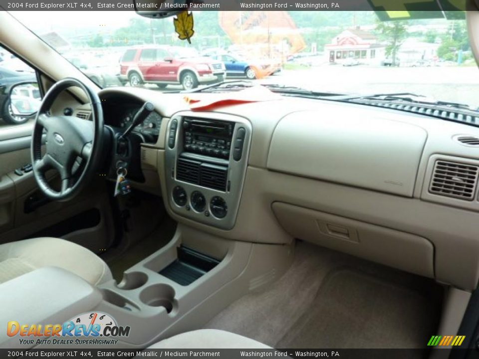 2004 Ford Explorer XLT 4x4 Estate Green Metallic / Medium Parchment Photo #17