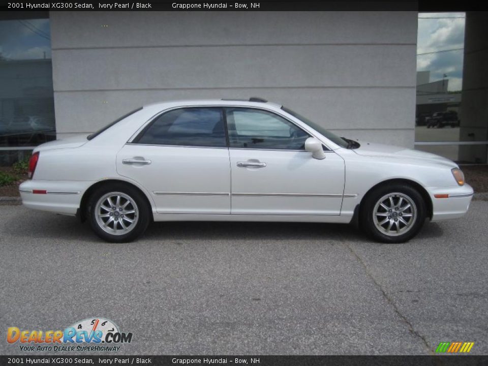 2001 Hyundai XG300 Sedan Ivory Pearl / Black Photo #2