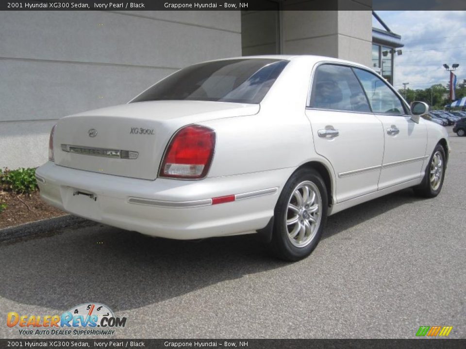 2001 Hyundai XG300 Sedan Ivory Pearl / Black Photo #3