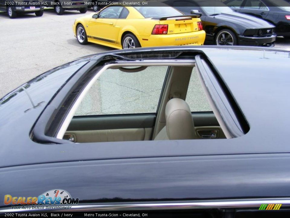 2002 Toyota Avalon XLS Black / Ivory Photo #24