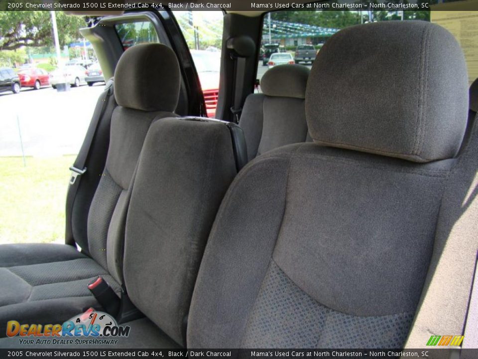 2005 Chevrolet Silverado 1500 LS Extended Cab 4x4 Black / Dark Charcoal Photo #11