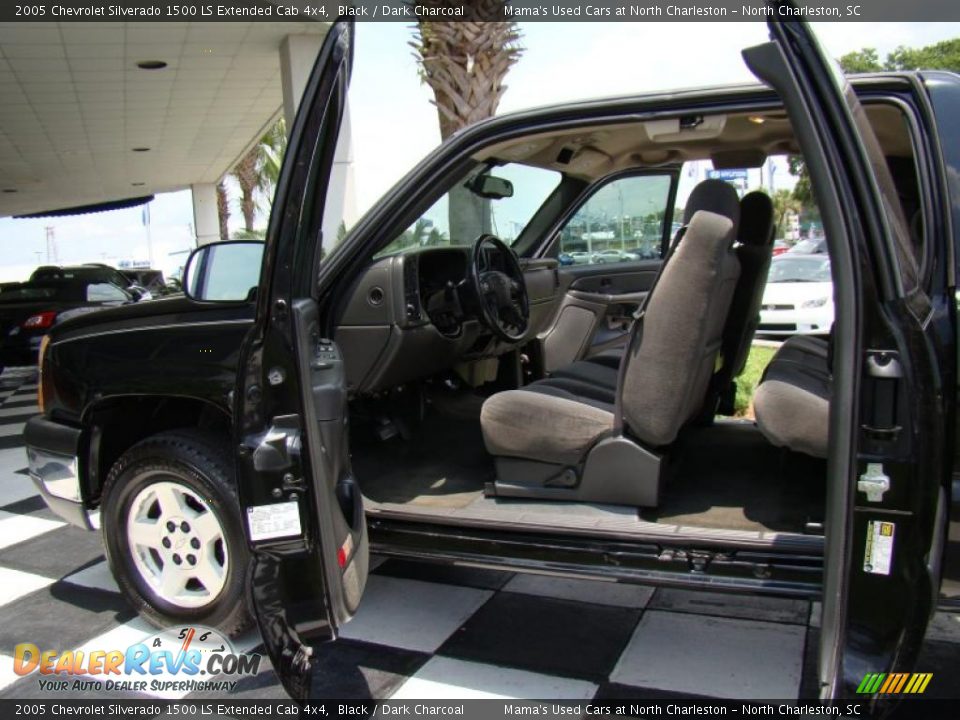 2005 Chevrolet Silverado 1500 LS Extended Cab 4x4 Black / Dark Charcoal Photo #13