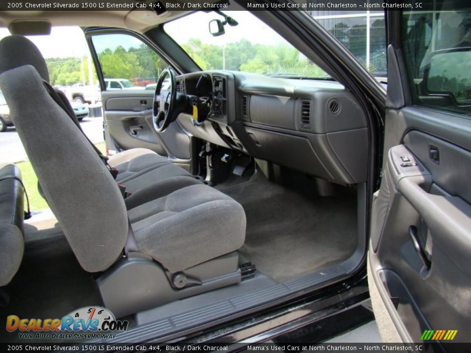 2005 Chevrolet Silverado 1500 LS Extended Cab 4x4 Black / Dark Charcoal Photo #14