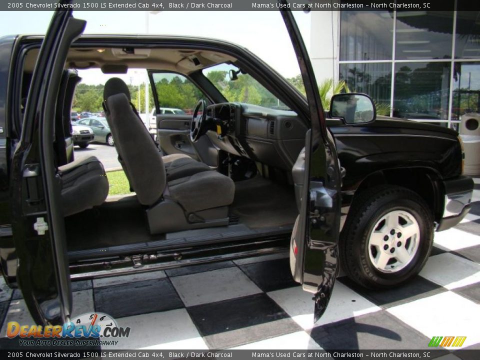 2005 Chevrolet Silverado 1500 LS Extended Cab 4x4 Black / Dark Charcoal Photo #15