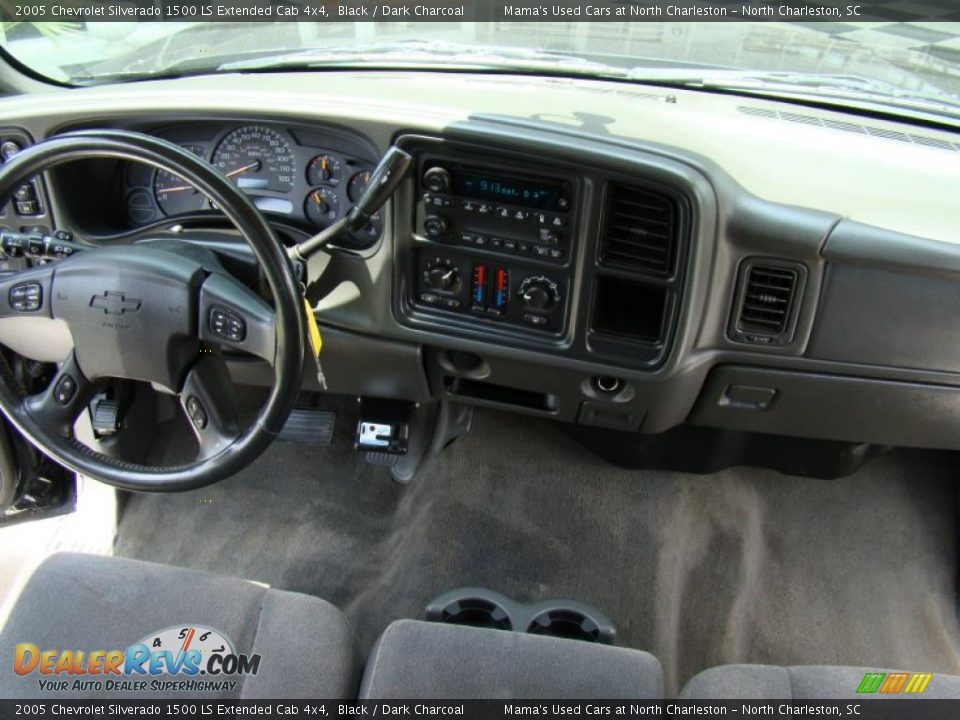 2005 Chevrolet Silverado 1500 LS Extended Cab 4x4 Black / Dark Charcoal Photo #16