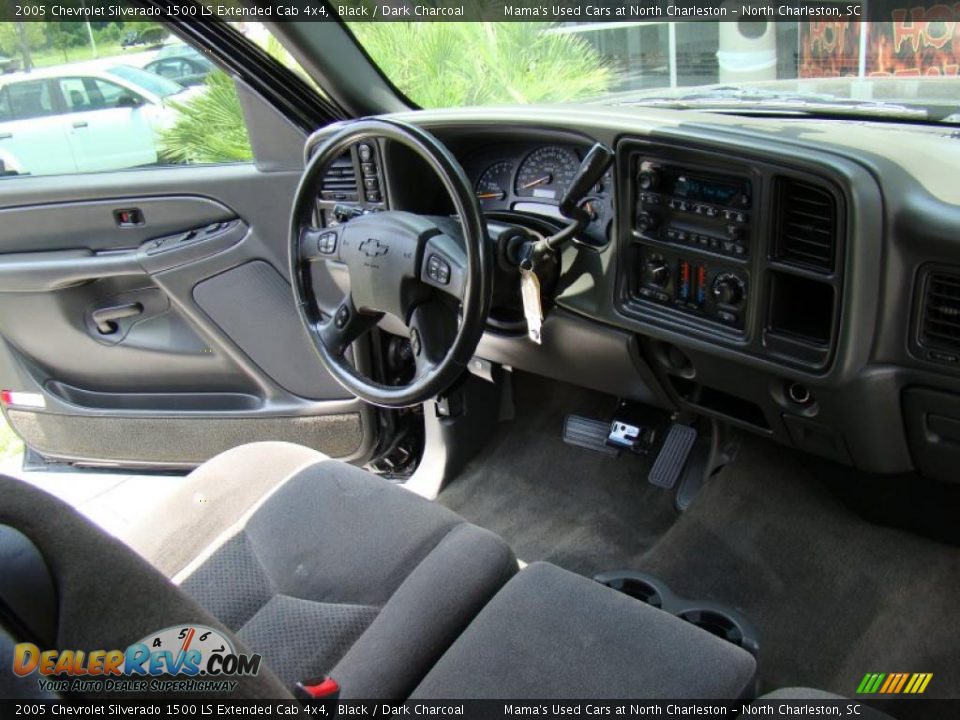 2005 Chevrolet Silverado 1500 LS Extended Cab 4x4 Black / Dark Charcoal Photo #17