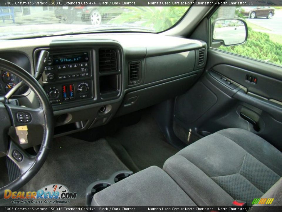 2005 Chevrolet Silverado 1500 LS Extended Cab 4x4 Black / Dark Charcoal Photo #18