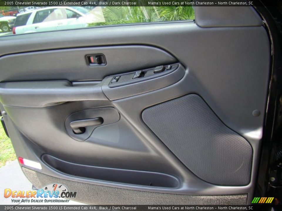 2005 Chevrolet Silverado 1500 LS Extended Cab 4x4 Black / Dark Charcoal Photo #19