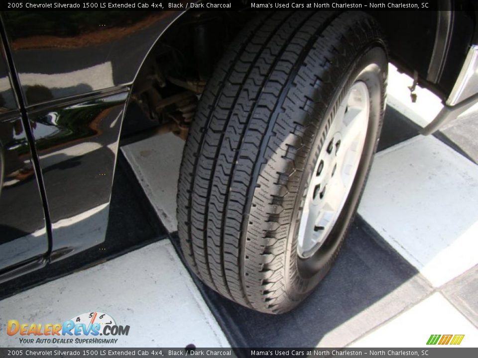 2005 Chevrolet Silverado 1500 LS Extended Cab 4x4 Black / Dark Charcoal Photo #27