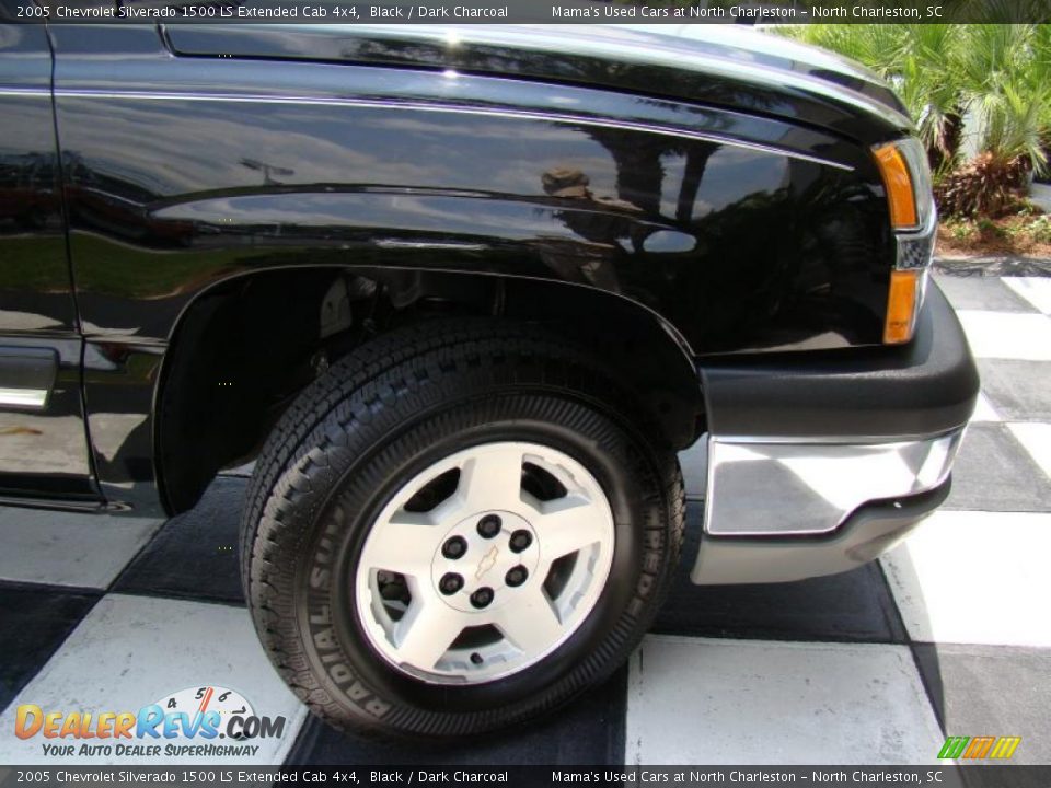 2005 Chevrolet Silverado 1500 LS Extended Cab 4x4 Black / Dark Charcoal Photo #30