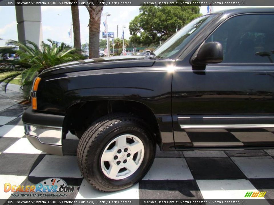 2005 Chevrolet Silverado 1500 LS Extended Cab 4x4 Black / Dark Charcoal Photo #31