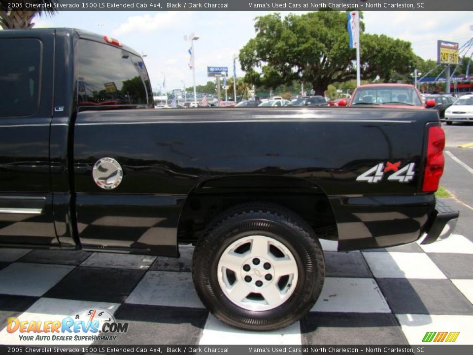 2005 Chevrolet Silverado 1500 LS Extended Cab 4x4 Black / Dark Charcoal Photo #32