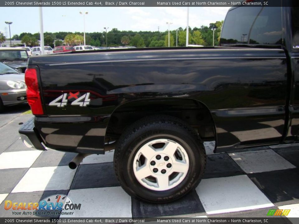 2005 Chevrolet Silverado 1500 LS Extended Cab 4x4 Black / Dark Charcoal Photo #33