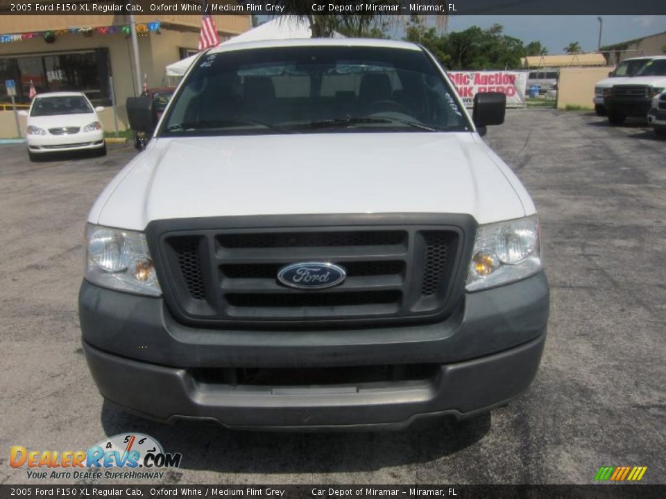 2005 Ford F150 XL Regular Cab Oxford White / Medium Flint Grey Photo #2