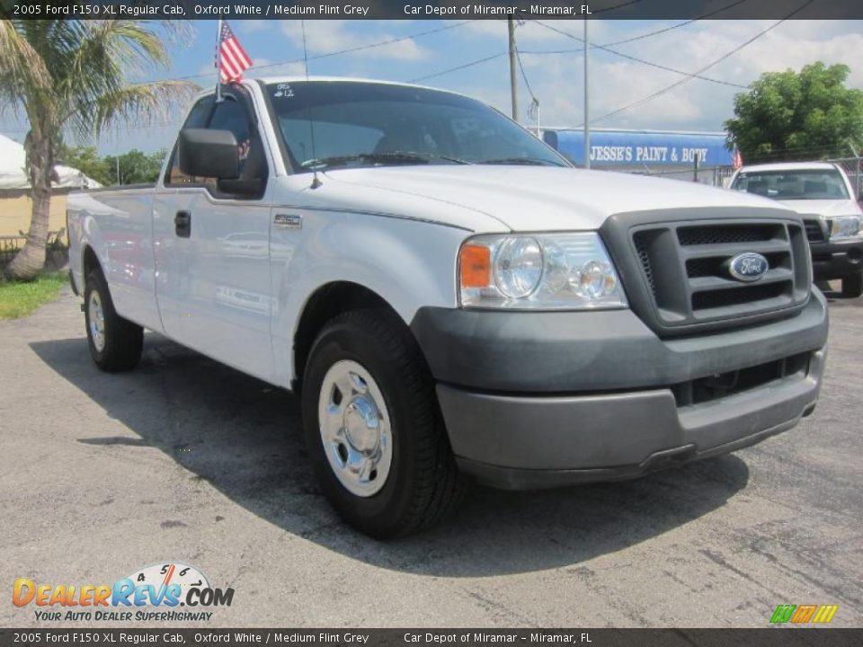 2005 Ford F150 XL Regular Cab Oxford White / Medium Flint Grey Photo #3