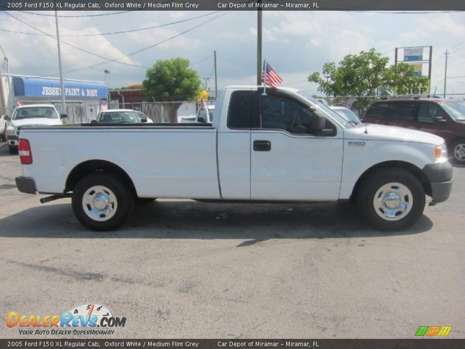 2005 Ford F150 XL Regular Cab Oxford White / Medium Flint Grey Photo #4