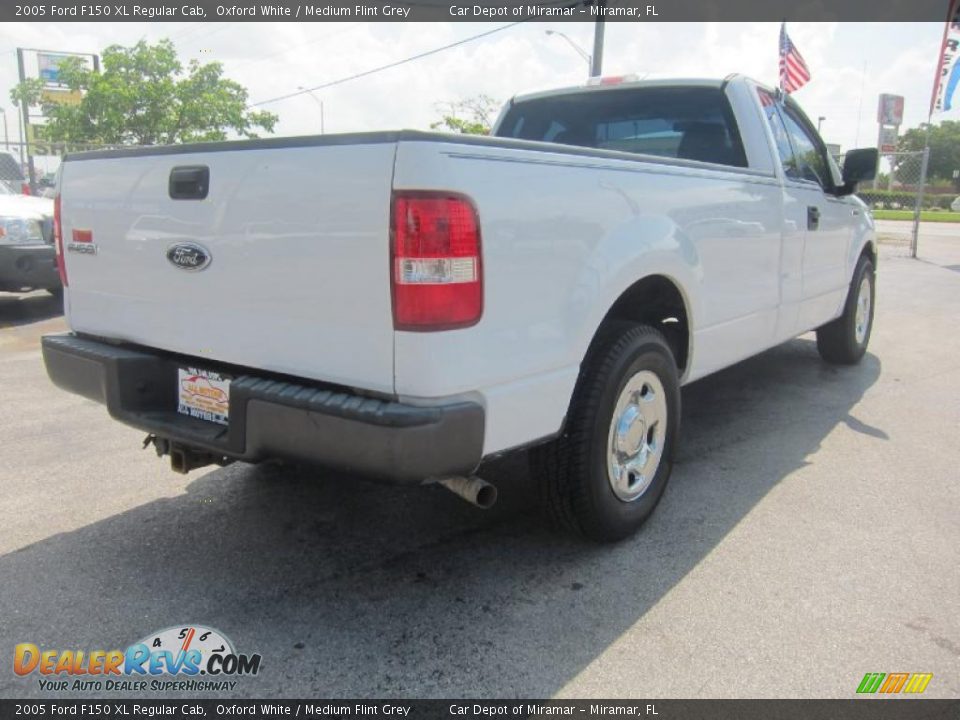 2005 Ford F150 XL Regular Cab Oxford White / Medium Flint Grey Photo #5