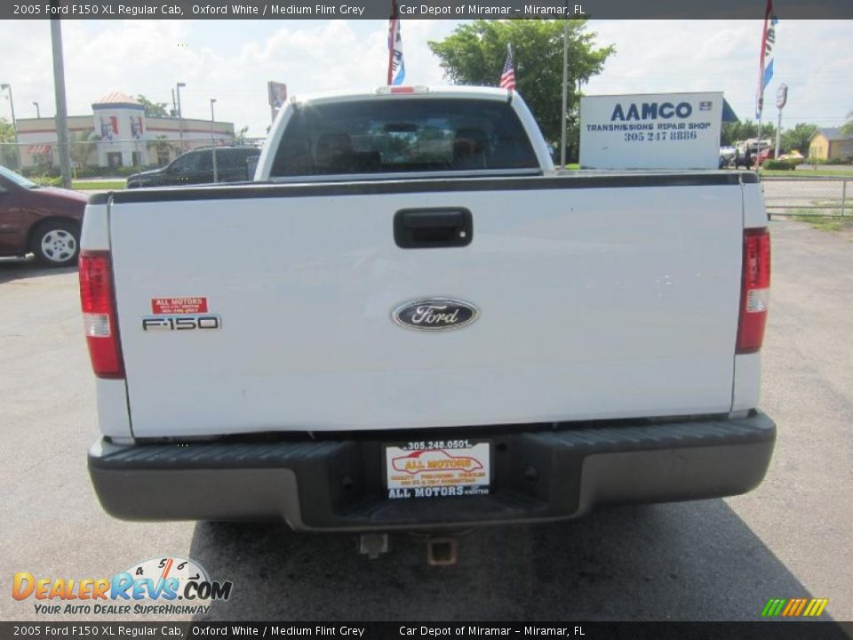 2005 Ford F150 XL Regular Cab Oxford White / Medium Flint Grey Photo #6
