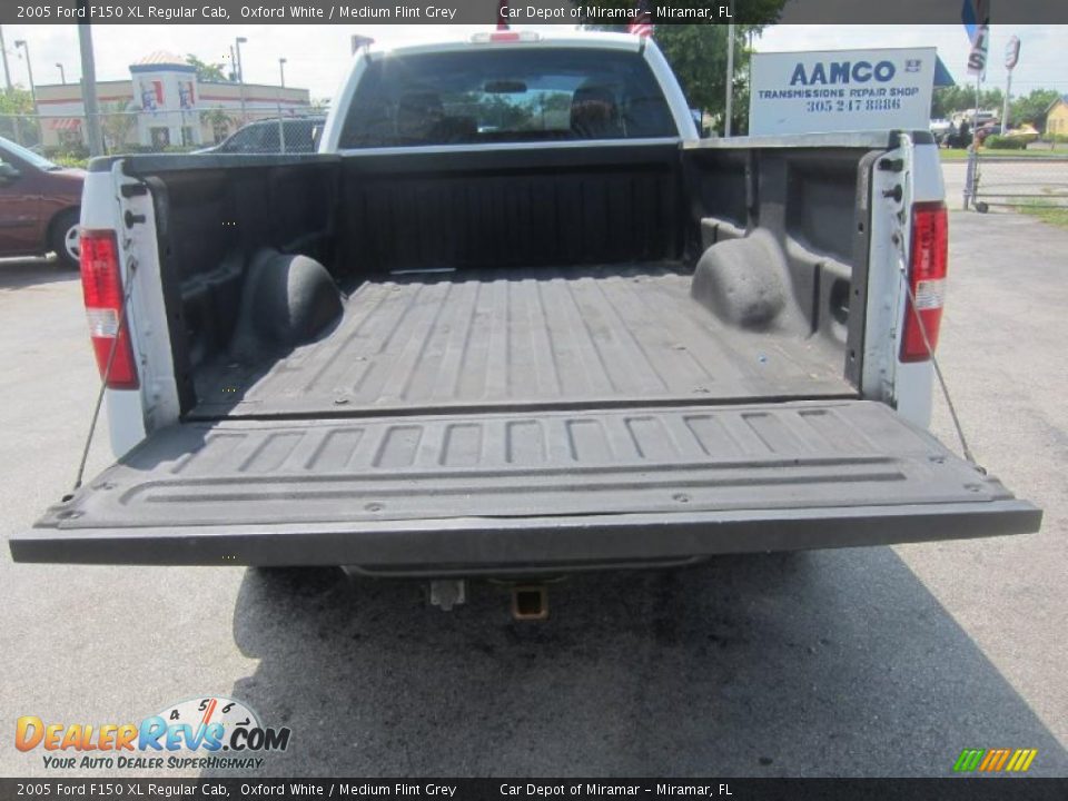 2005 Ford F150 XL Regular Cab Oxford White / Medium Flint Grey Photo #7