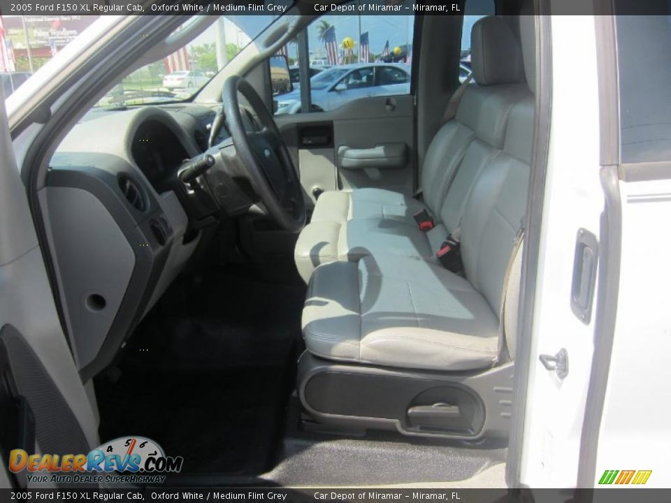 2005 Ford F150 XL Regular Cab Oxford White / Medium Flint Grey Photo #10