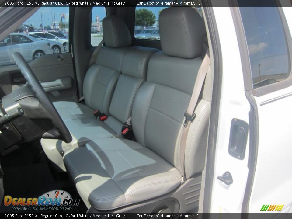 2005 Ford F150 XL Regular Cab Oxford White / Medium Flint Grey Photo #11