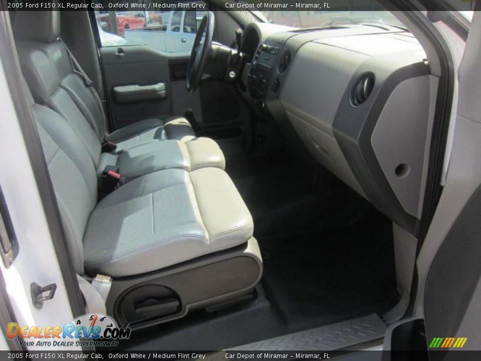 2005 Ford F150 XL Regular Cab Oxford White / Medium Flint Grey Photo #12