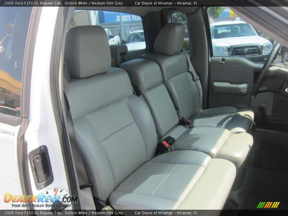 2005 Ford F150 XL Regular Cab Oxford White / Medium Flint Grey Photo #13