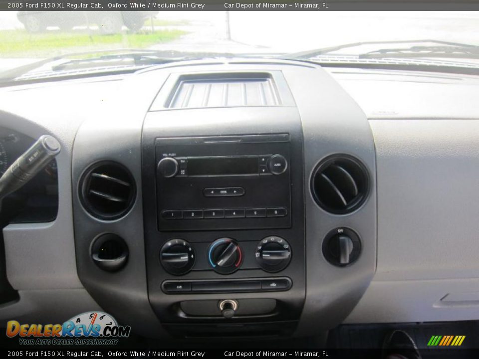 2005 Ford F150 XL Regular Cab Oxford White / Medium Flint Grey Photo #15