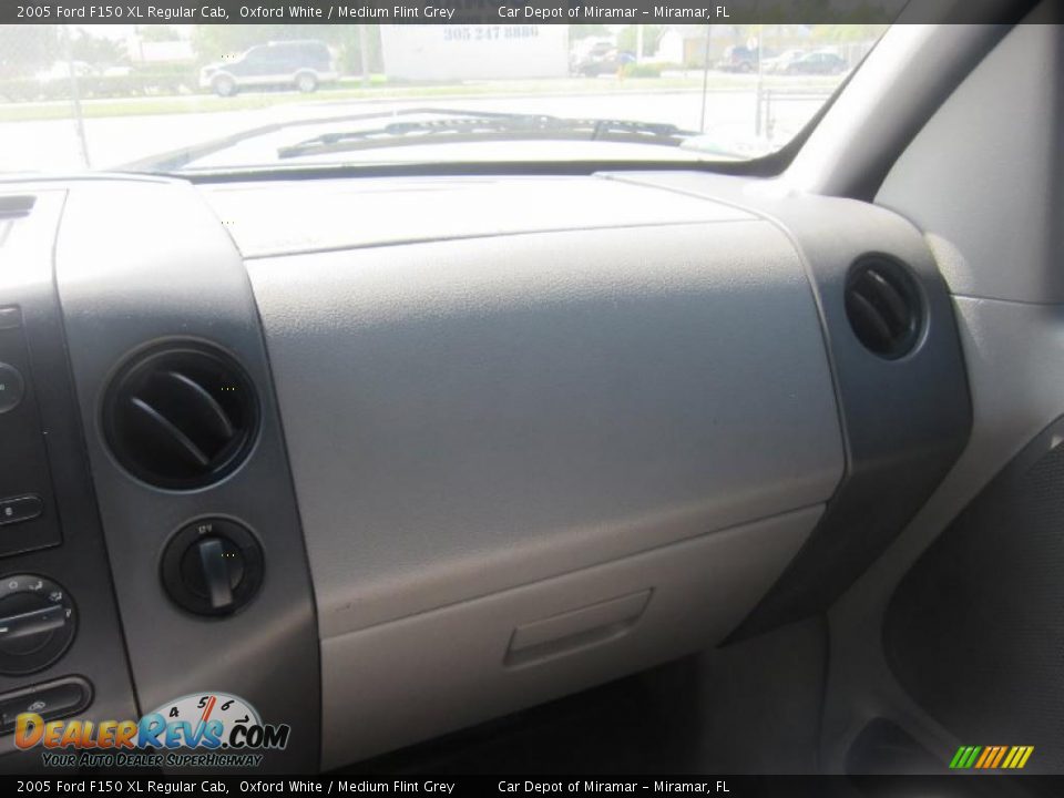 2005 Ford F150 XL Regular Cab Oxford White / Medium Flint Grey Photo #16