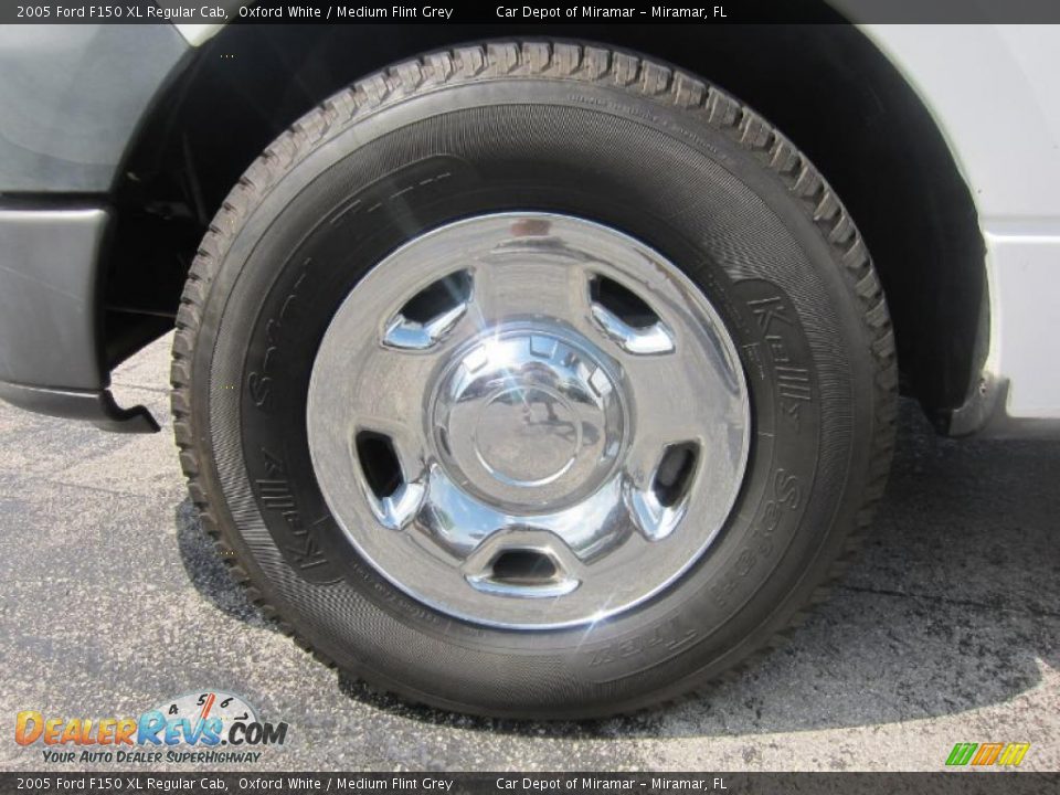 2005 Ford F150 XL Regular Cab Oxford White / Medium Flint Grey Photo #17