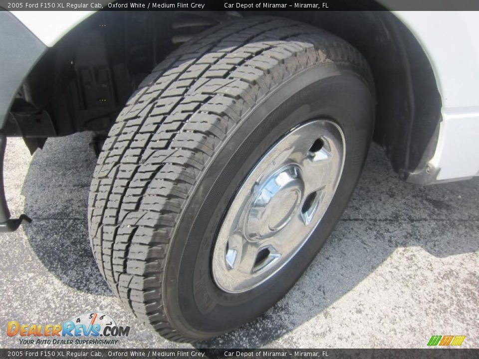 2005 Ford F150 XL Regular Cab Oxford White / Medium Flint Grey Photo #18