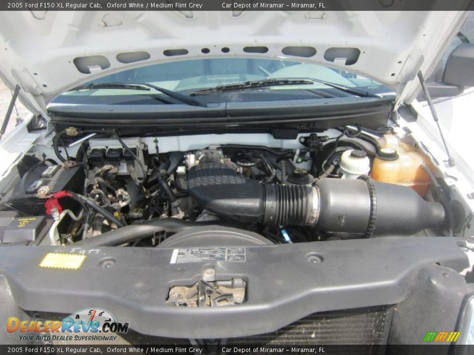 2005 Ford F150 XL Regular Cab Oxford White / Medium Flint Grey Photo #19