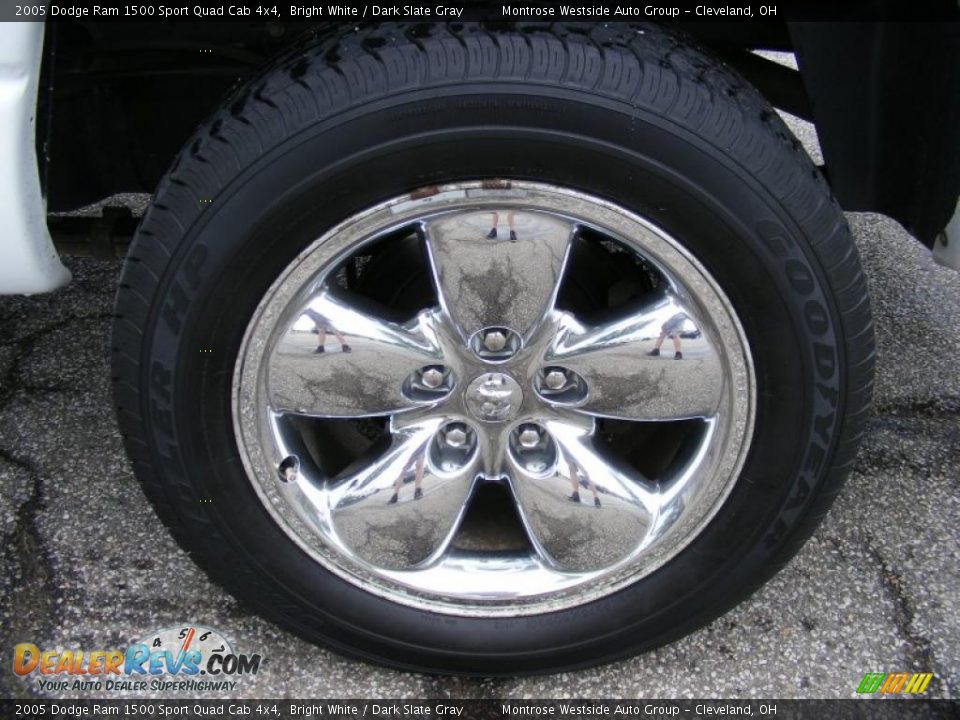 2005 Dodge Ram 1500 Sport Quad Cab 4x4 Bright White / Dark Slate Gray Photo #28