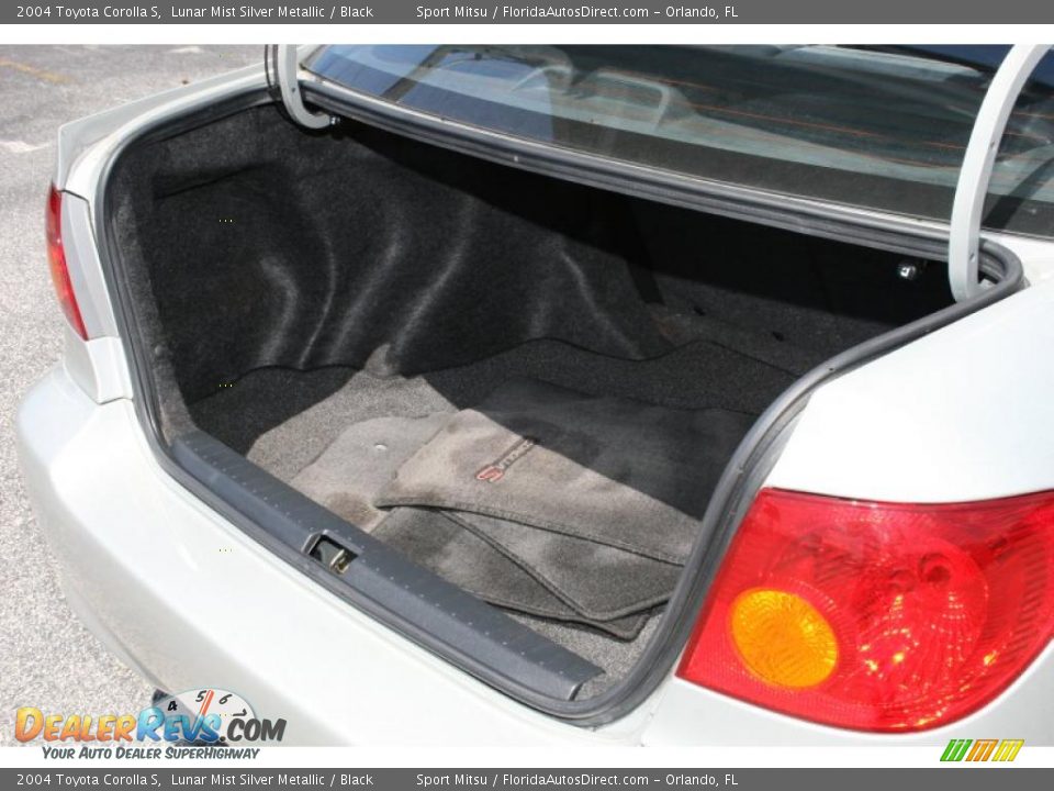 2004 Toyota Corolla S Trunk Photo #12