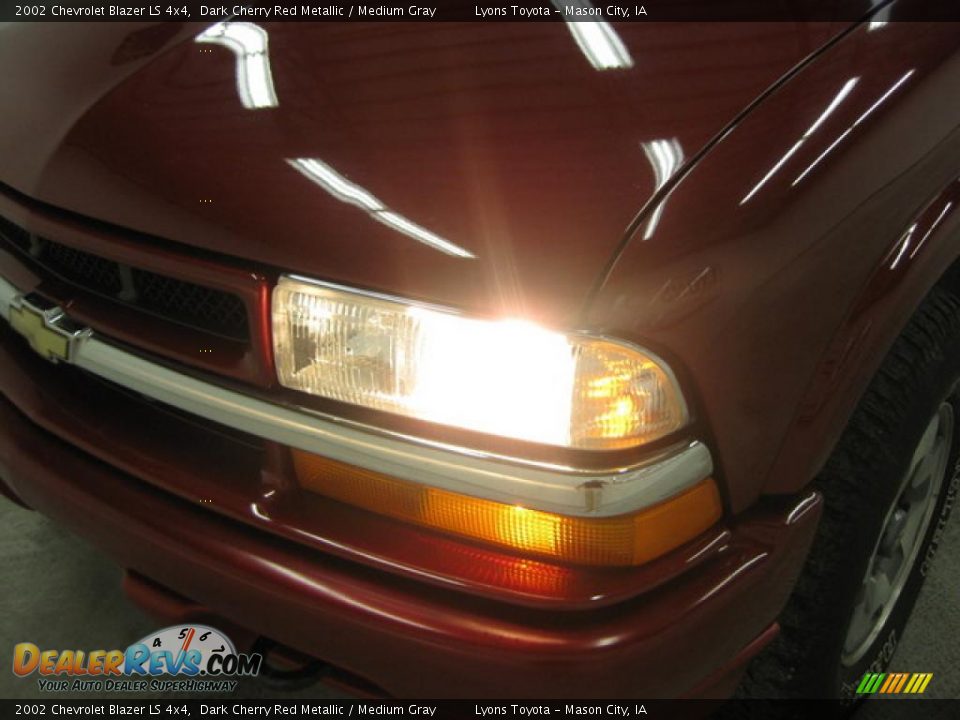 2002 Chevrolet Blazer LS 4x4 Dark Cherry Red Metallic / Medium Gray Photo #12