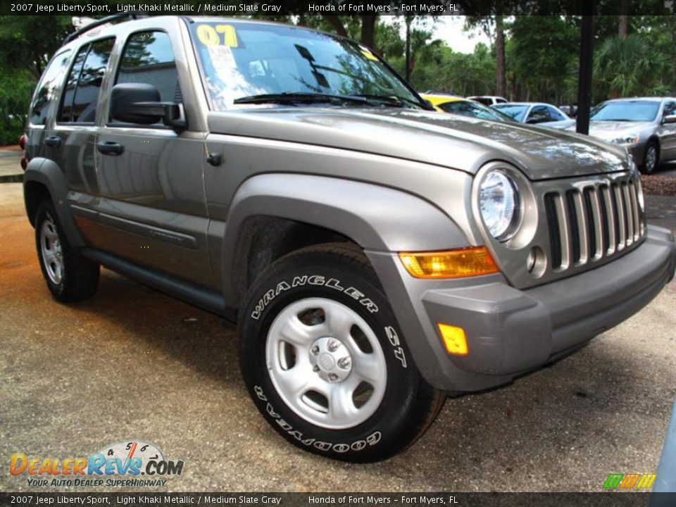 2007 Jeep Liberty Sport Light Khaki Metallic / Medium Slate Gray Photo #1